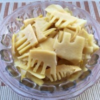 橘色厨房竹笋烧肉的做法图解1