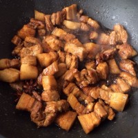 橘色厨房竹笋烧肉的做法图解3