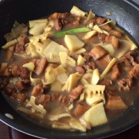 橘色厨房竹笋烧肉的做法图解4