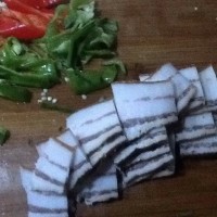 韭菜炒腊肉的做法图解1