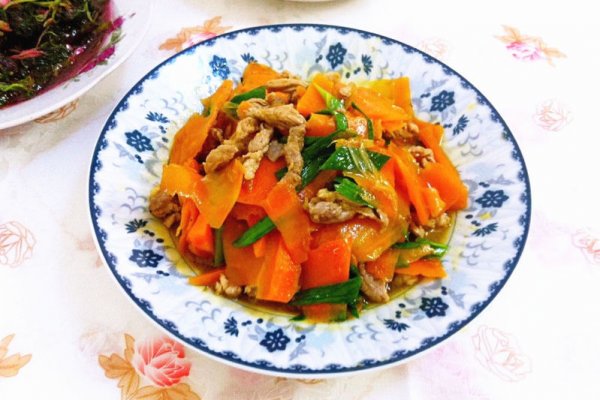 胡萝卜炒肉的做法