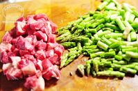 蚝油芦笋牛肉粒的做法图解2