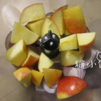 洋葱苹果玫瑰酒烤鸡的做法图解3