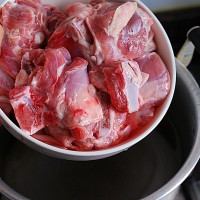 奶香银杏羊肉汤的做法图解3