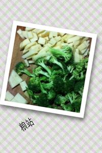 西兰花炒土豆的做法图解2