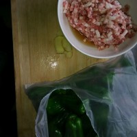 青椒塞肉的做法图解1