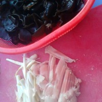 家常清肺黑木耳的做法图解1