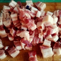 香菇炖肉的做法图解1