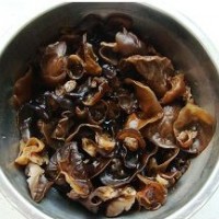 西兰花拌黑木耳的做法图解2