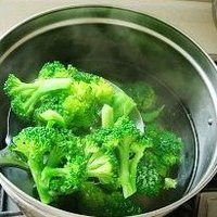 西兰花拌黑木耳的做法图解3