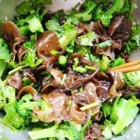 西兰花拌黑木耳的做法图解4