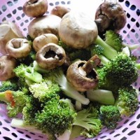 口蘑肉丝烩西兰花的做法图解1