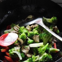 口蘑肉丝烩西兰花的做法图解7