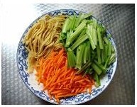 凉拌芹菜三丝的做法图解1