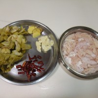 酸菜炒大肠的做法图解1