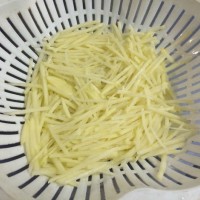 糖醋土豆丝---瘦腿餐的做法图解1