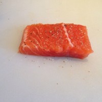 三文鱼佐黄芥末红酒醋汁的做法图解2
