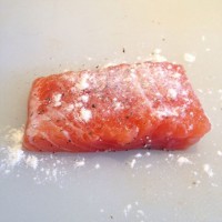 三文鱼佐黄芥末红酒醋汁的做法图解3