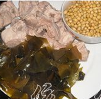 黄豆海带排骨汤的做法图解1