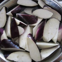 罗勒叶红烧茄子的做法图解1