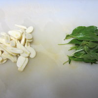 罗勒叶红烧茄子的做法图解2