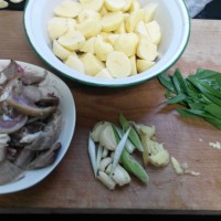 土豆焖腊肉的做法图解3