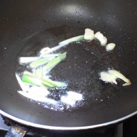 土豆焖腊肉的做法图解5