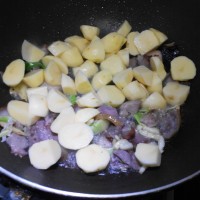 土豆焖腊肉的做法图解7