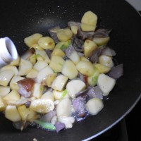 土豆焖腊肉的做法图解8