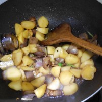 土豆焖腊肉的做法图解9
