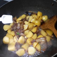 土豆焖腊肉的做法图解10