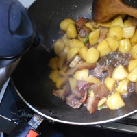 土豆焖腊肉的做法图解11