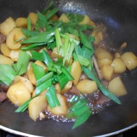 土豆焖腊肉的做法图解13
