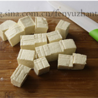 咸鱼鸡粒豆腐煲的做法图解2