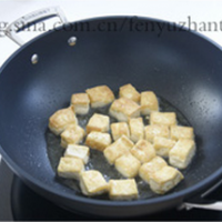 咸鱼鸡粒豆腐煲的做法图解6