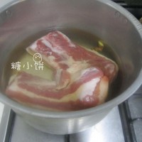 鹌鹑蛋红烧肉 的做法图解1