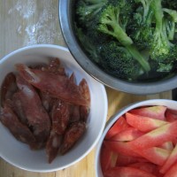西兰花胡萝卜炒腊肠的做法图解1