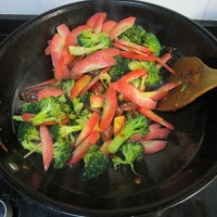 西兰花胡萝卜炒腊肠的做法图解3