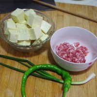下饭菜--肉末烧豆腐的做法图解1