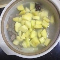 砂锅炖土豆牛肉