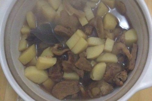 砂锅炖土豆牛肉