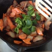 胡萝卜青椒炒熏腊