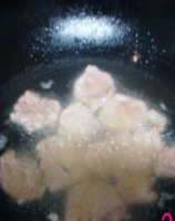 ֭
