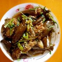 佴