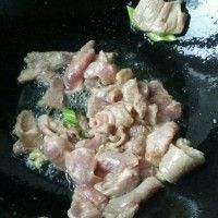 ޣ