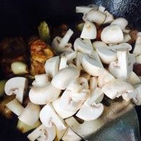 口蘑烧鸡腿