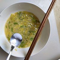 做正宗芹菜叶炒鸡蛋的图片步骤6