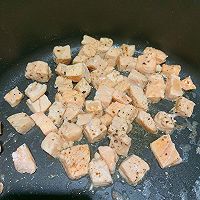 做正宗三文鱼粒蘑菇烩饭的图片步骤1