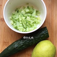 做正宗黄瓜香梨汁的图片步骤2