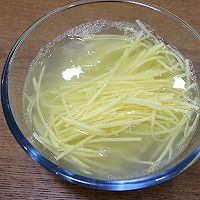 做正宗炝拌青椒土豆丝的图片步骤3